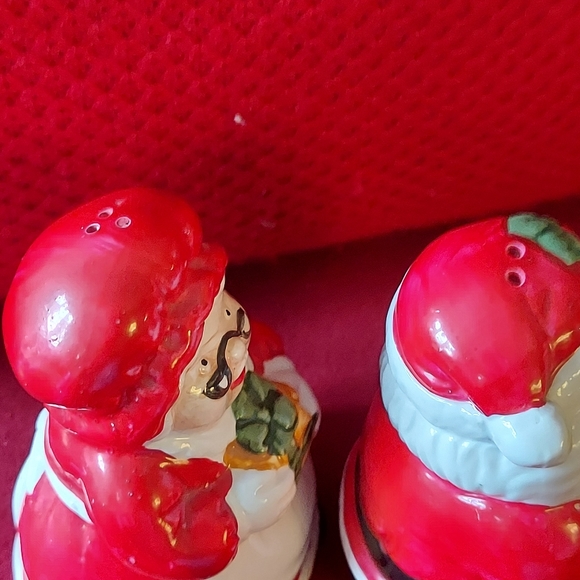 Vintage Santa & Mrs. Claus Salt & Peppers - Picture 9 of 12